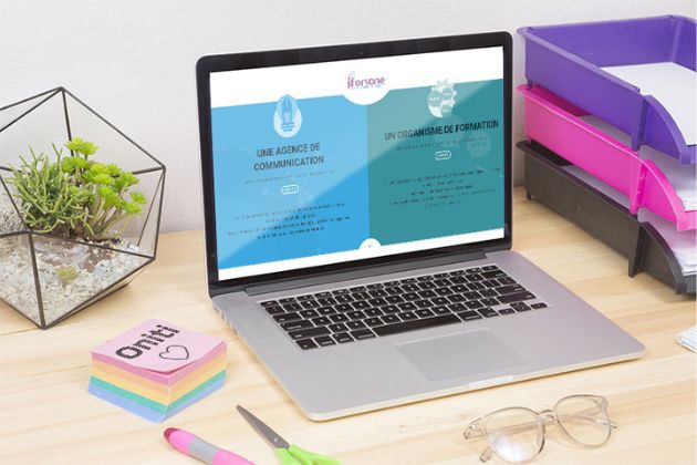 laptop posé sur un bureau affichant le site de forsane